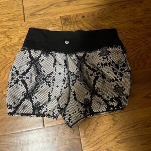 LULULEMON SUZE 4 2.5 shorts V waist